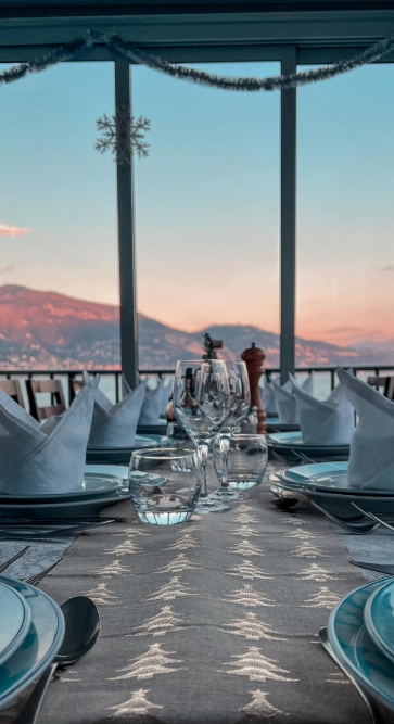 Restaurant bord de mer près d'Èze